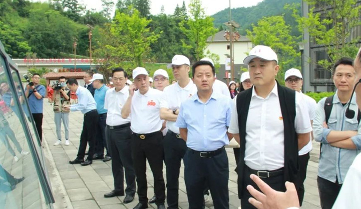 三峡电缆党支部到华溪村开展“迎七一建党100周年党建共建”活动。