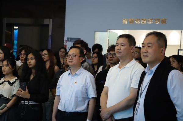 中国教育在线丨重庆文理学院开展“一带一路”国家留学生走进西部陆海新通道重庆主枢纽调研交流活动
